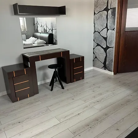 Centre Balcony Apartment *